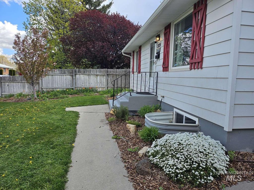 Photo of 2026 11th Ave, Twin Falls, ID 83301 (MLS # 98983533)