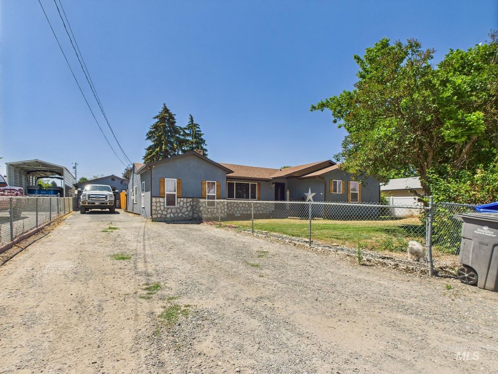 Photo of 1428 Bryden Ave, Lewiston, ID 83501 (MLS # 98953961)