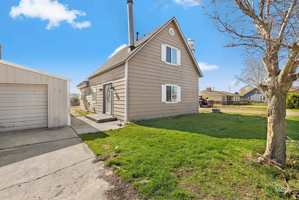Photo of 87 E Snake River Ave, Glenns Ferry, ID 83623 (MLS # 98977395)