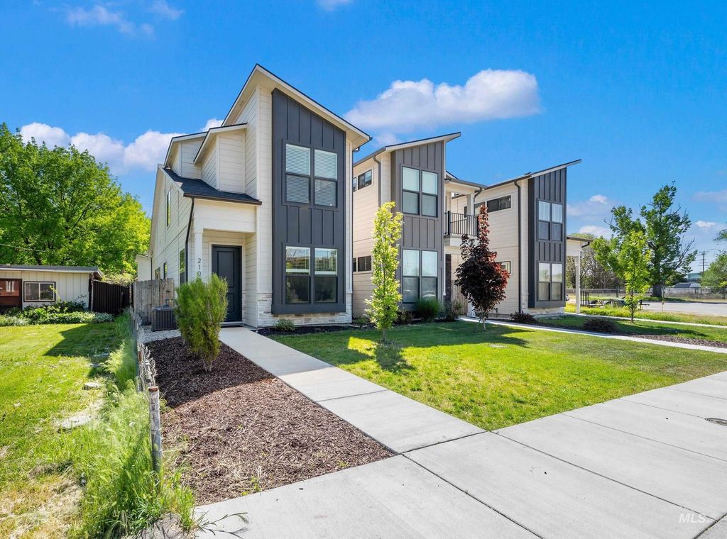 Photo of 2106 N 35th Street, Boise, ID 83703 (MLS # 98985314)