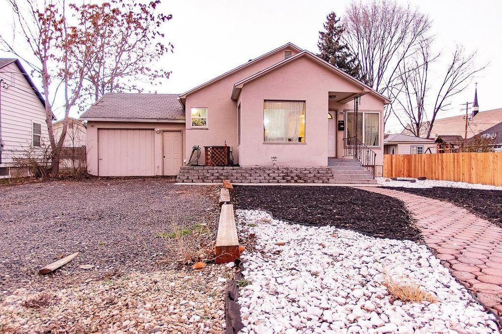 Photo of 419 S Maple St, Nampa, ID 83686 (MLS # 98971763)
