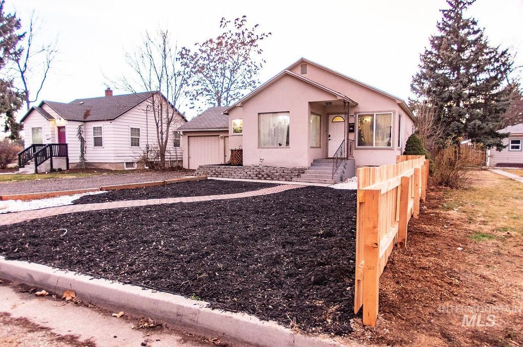 Photo of 419 S Maple St, Nampa, ID 83686 (MLS # 98971763)