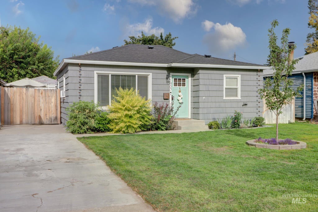 Photo of 907 S Florence St, Nampa, ID 83686 (MLS # 98999442)