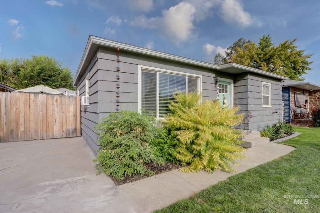 Photo of 907 S Florence St, Nampa, ID 83686 (MLS # 98999442)
