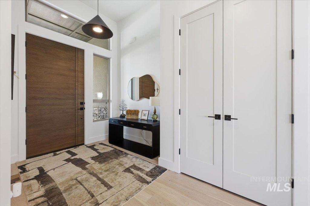 Photo of 503 N Creekwater Ave, Eagle, ID 83616 (MLS # 98981116)