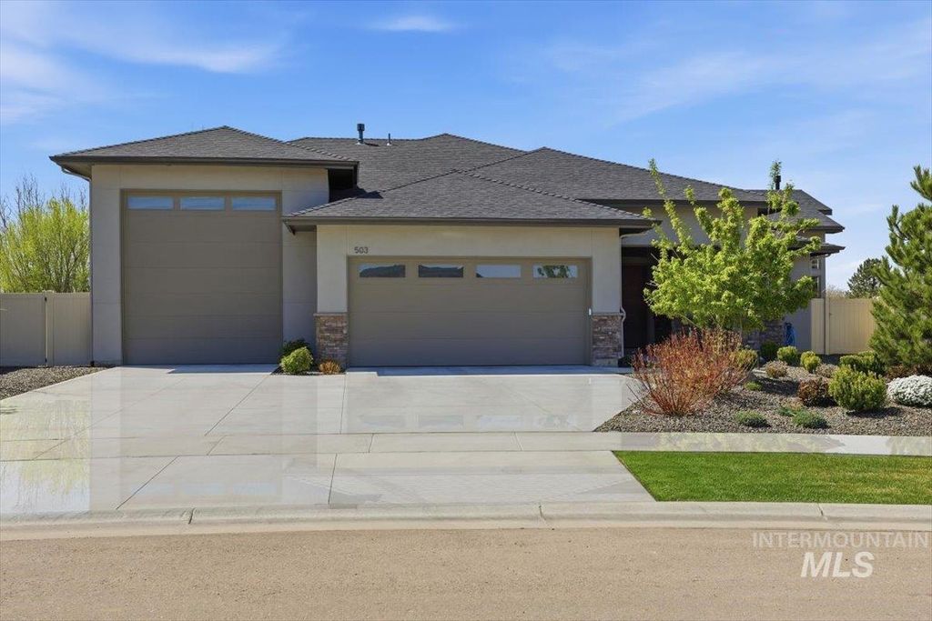 Photo of 503 N Creekwater Ave, Eagle, ID 83616 (MLS # 98981116)