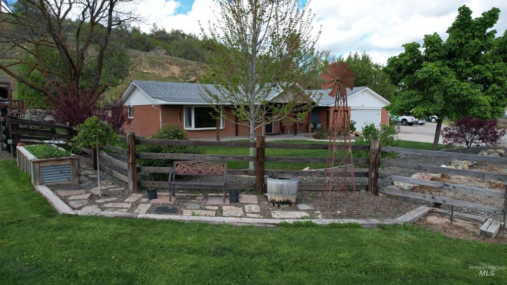 Photo of 2772 E Black Canyon (Hwy 52,N) Hwy, Emmett, ID 83617 (MLS # 98983504)