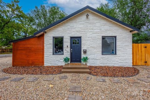 Photo of 2104 S Owyhee St, Boise, ID 83705 (MLS # 98967887)