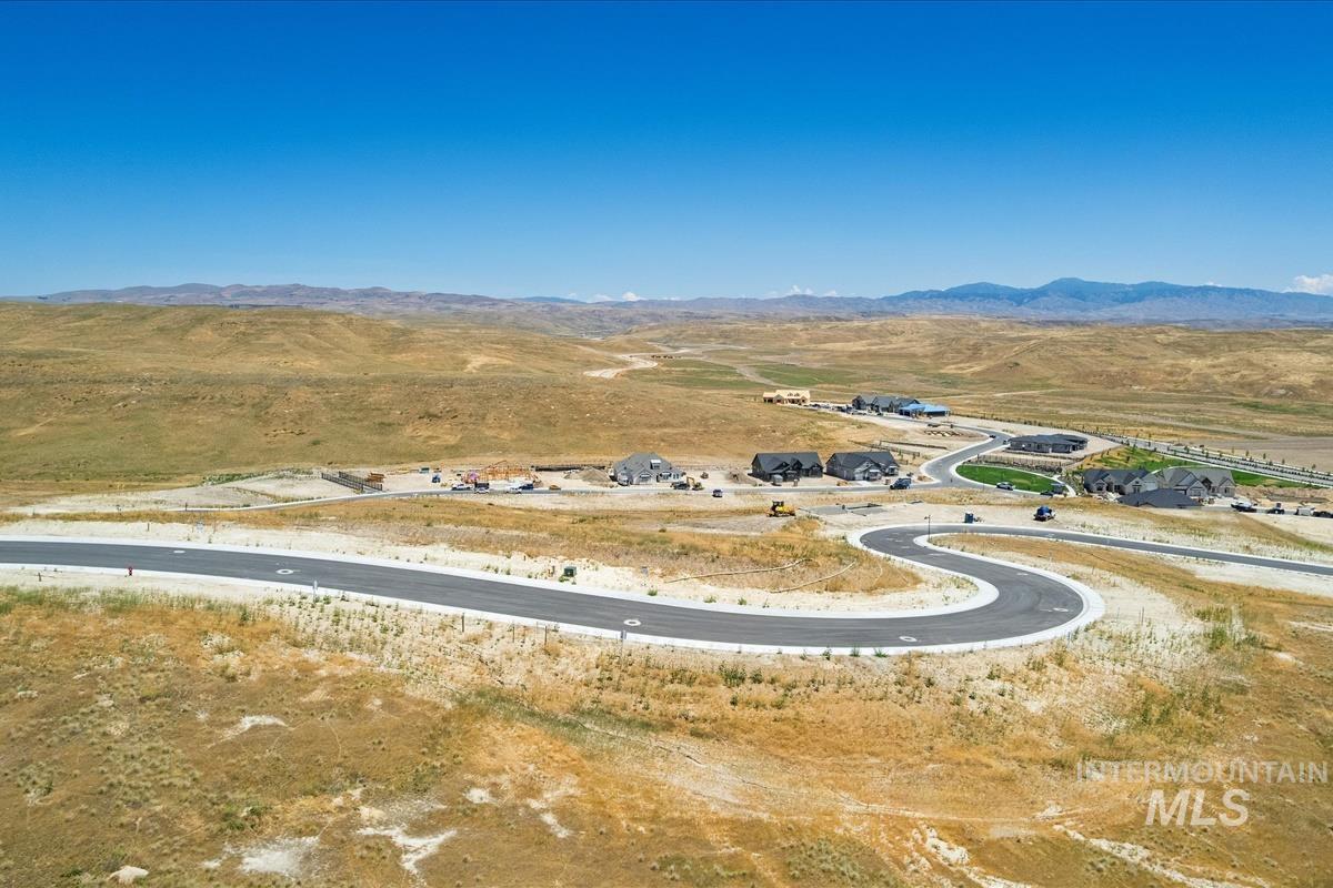 7068 N Cairnhill Way