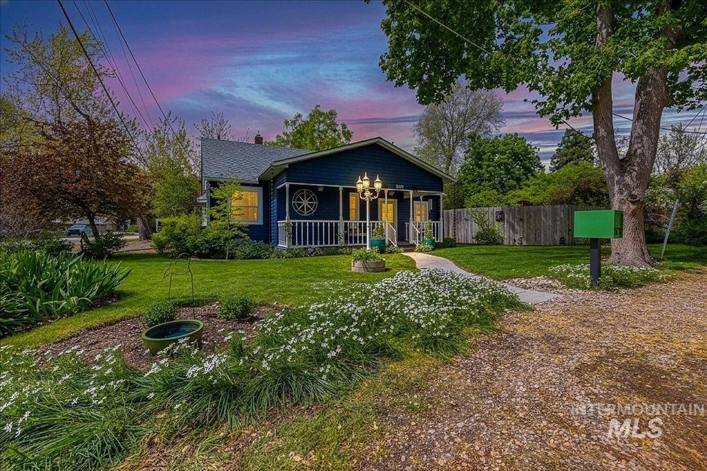 Photo of 3301 N 32nd St, Boise, ID 83703 (MLS # 98983428)