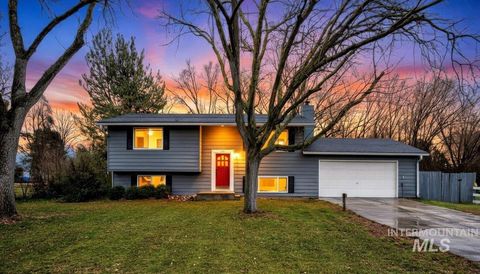 Photo of 1184 Downing Dr, Eagle, ID 83616 (MLS # 98977615)