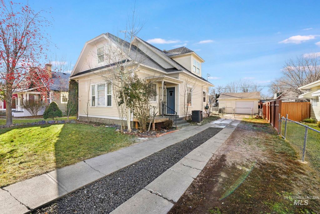 Photo of 242 8th Ave E, Twin Falls, ID 83301 (MLS # 98971819)