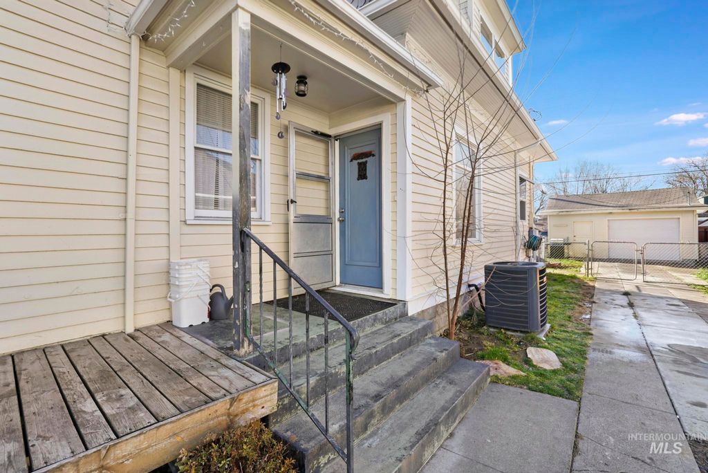 Photo of 242 8th Ave E, Twin Falls, ID 83301 (MLS # 98971819)