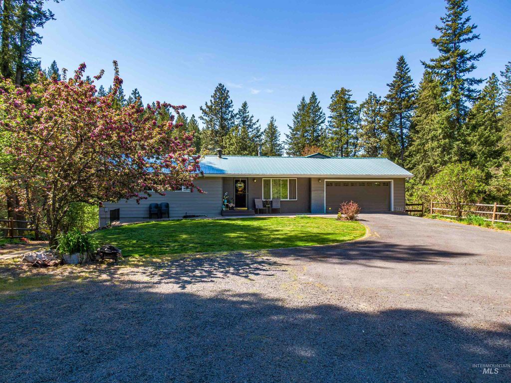 Photo of 1140 Lyon Rd, Moscow, ID 83843 (MLS # 98985083)