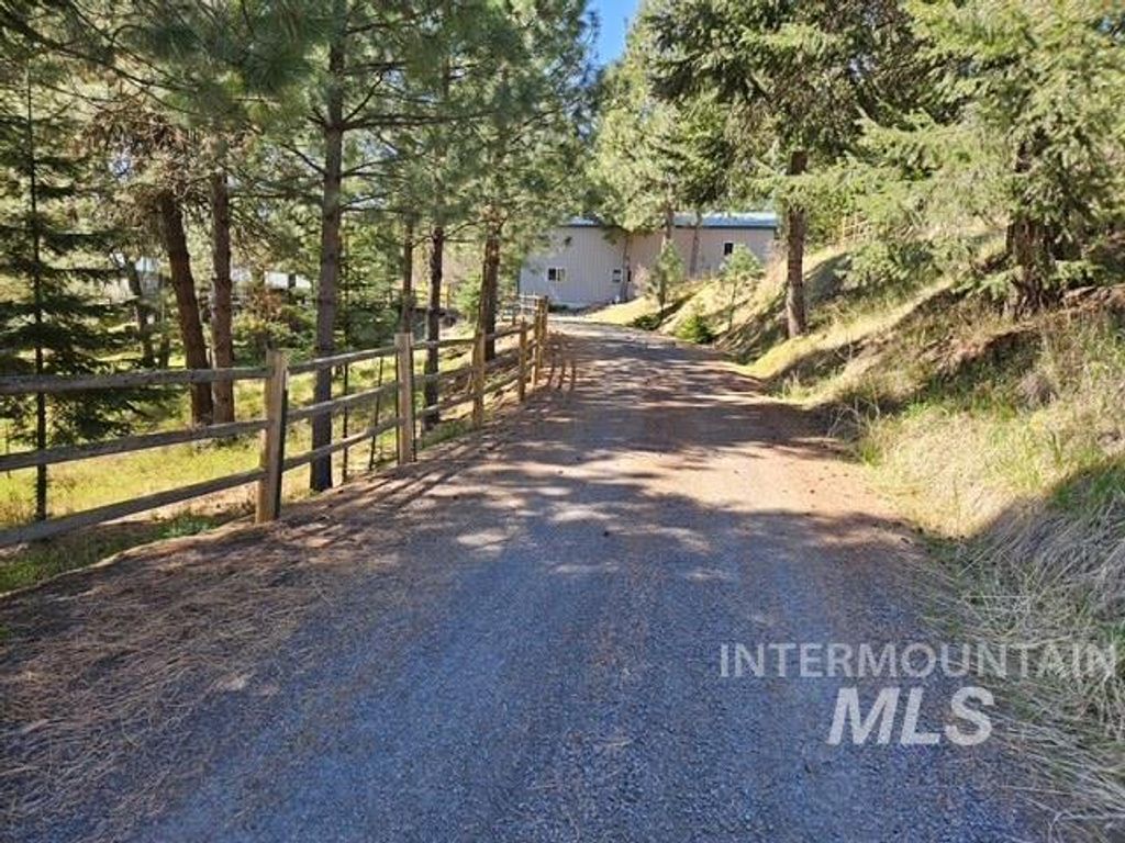 Photo of 1140 Lyon Rd, Moscow, ID 83843 (MLS # 98985083)