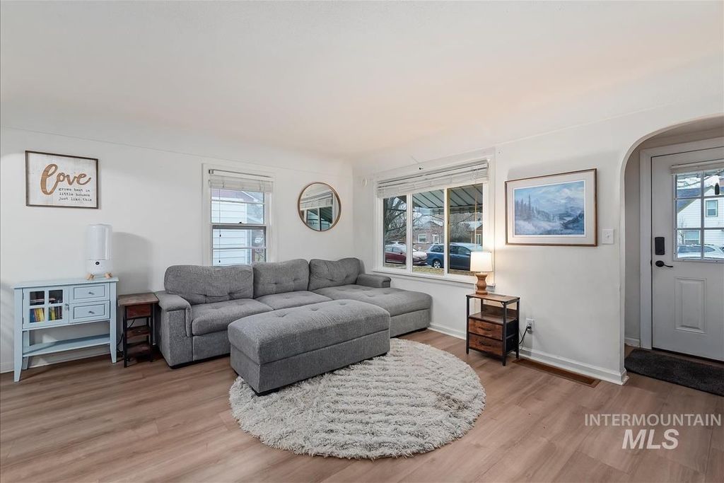 Photo of 308 S Juniper St, Nampa, ID 83686 (MLS # 98971352)