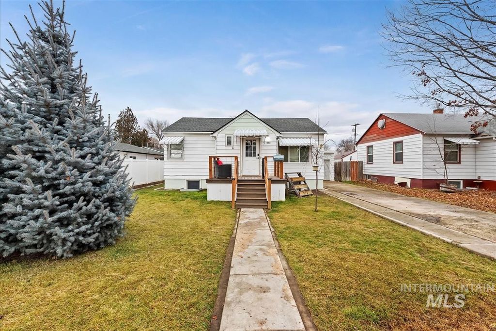 Photo of 308 S Juniper St, Nampa, ID 83686 (MLS # 98971352)