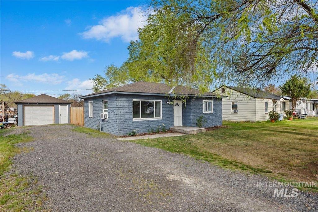 Photo of 429 Wakefield St, Twin Falls, ID 83301 (MLS # 98980169)