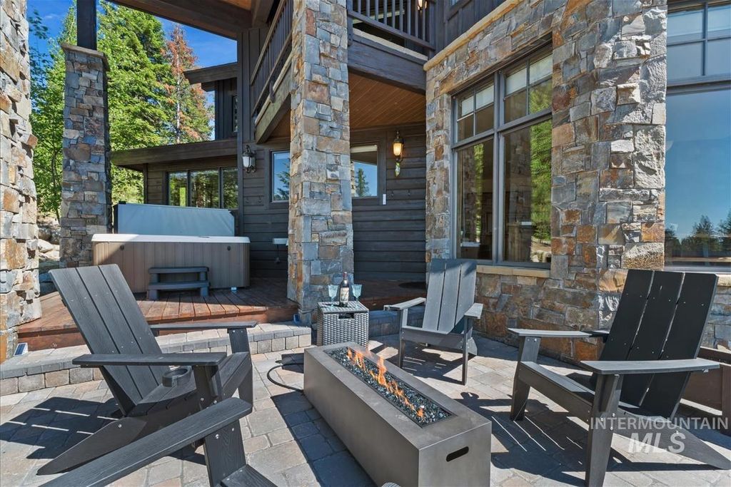 Photo of 291 Whitewater Drive, Donnelly, ID 83615 (MLS # 98991378)