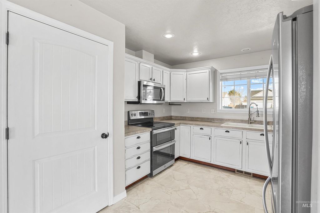 Photo of 330 W 2nd Street, Hazelton, ID 83335 (MLS # 98972982)