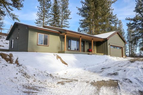 Photo of 204 W Mill St, Cascade, ID 83611 (MLS # 98965798)