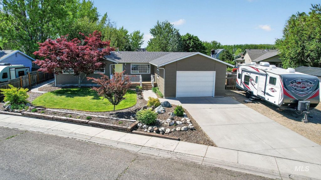 Photo of 829 NW 2nd Street, Fruitland, ID 83619 (MLS # 98986501)