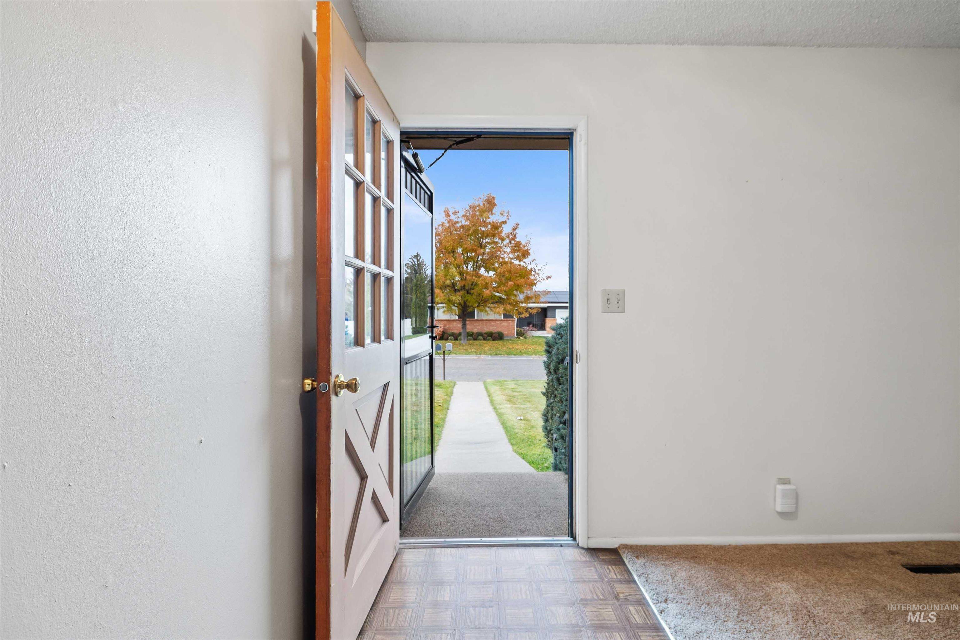 Foyer featuring a textured ceiling