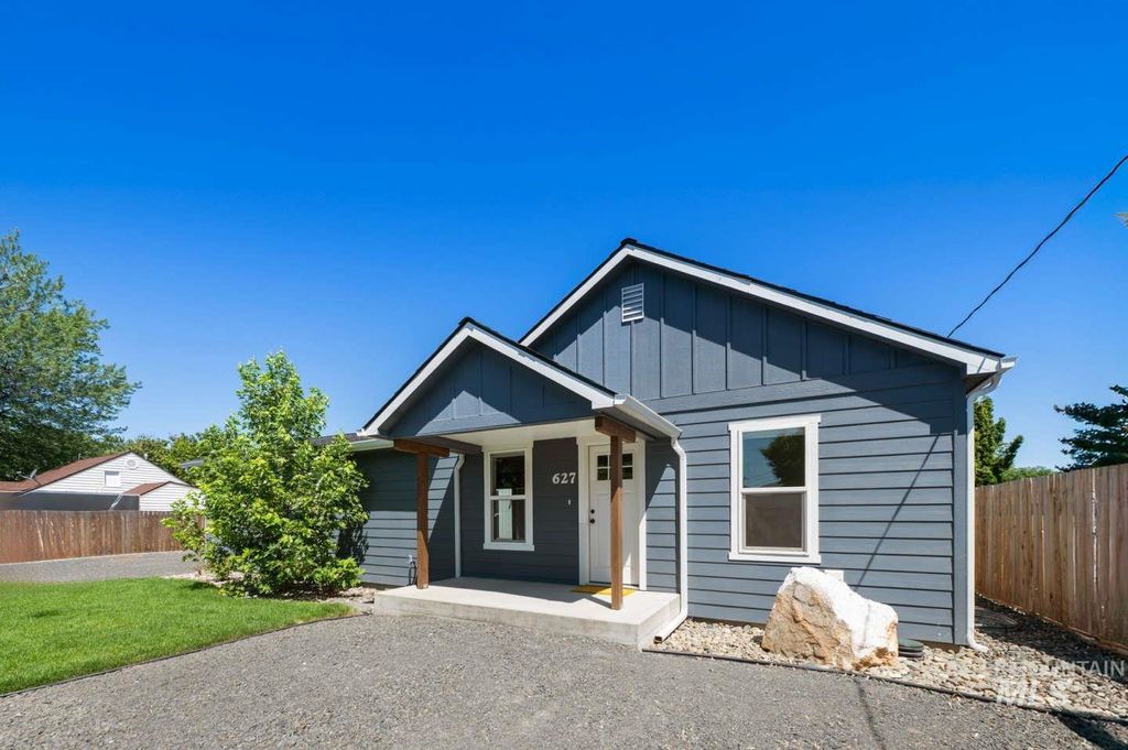Photo of 627 Cedar Ave, Lewiston, ID 83501 (MLS # 98953950)