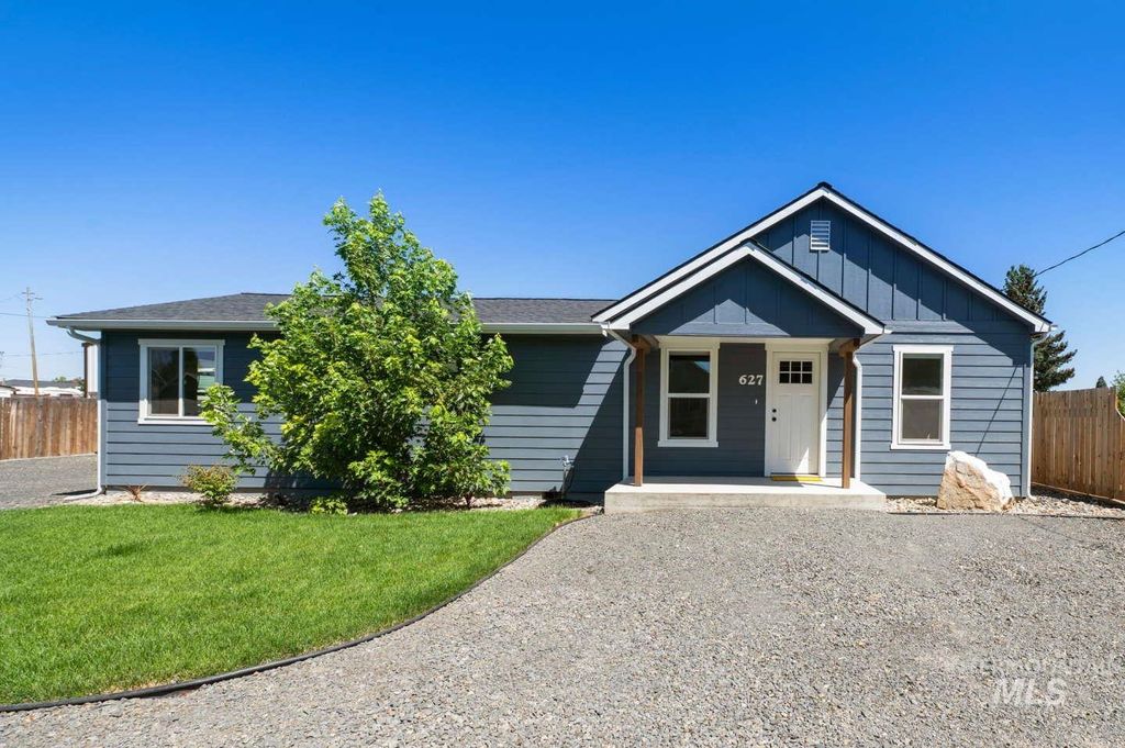 Photo of 627 Cedar Ave, Lewiston, ID 83501 (MLS # 98953950)