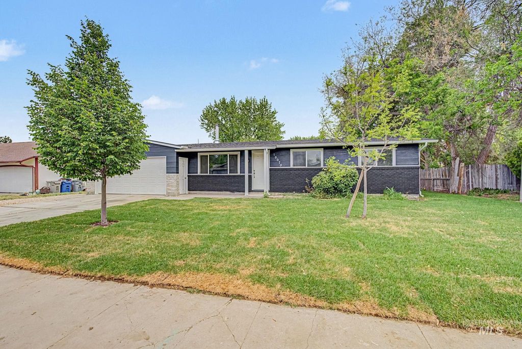 Photo of 10070 W Canterbury Dr, Boise, ID 83704 (MLS # 98986079)