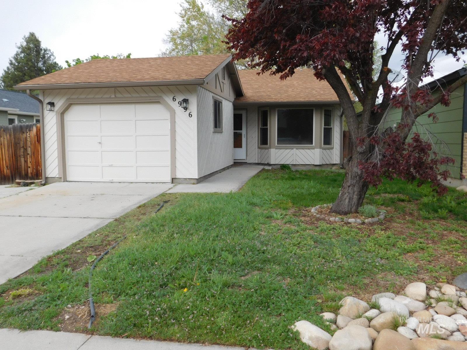6996 W Gillis