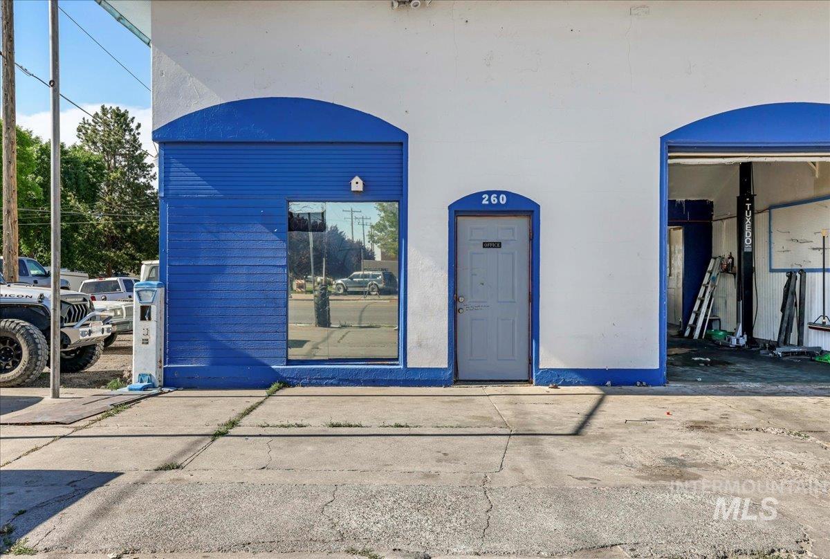 252 W Main St