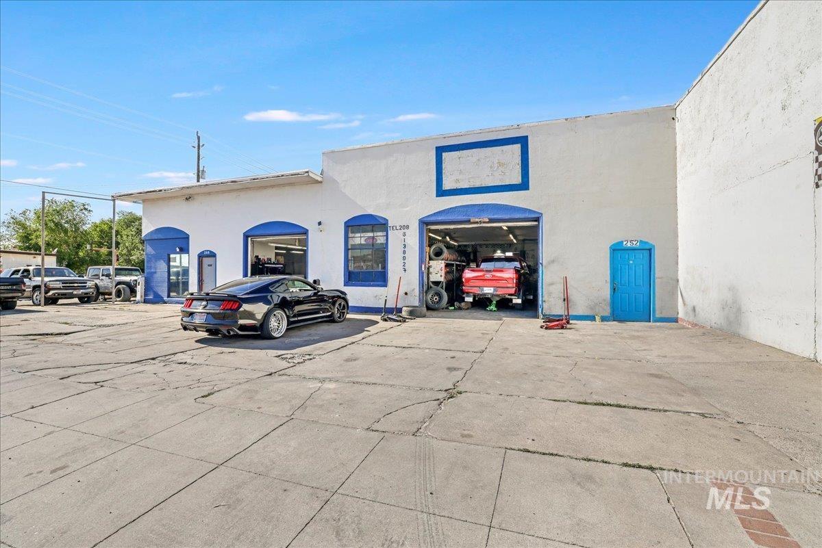 252 W Main St
