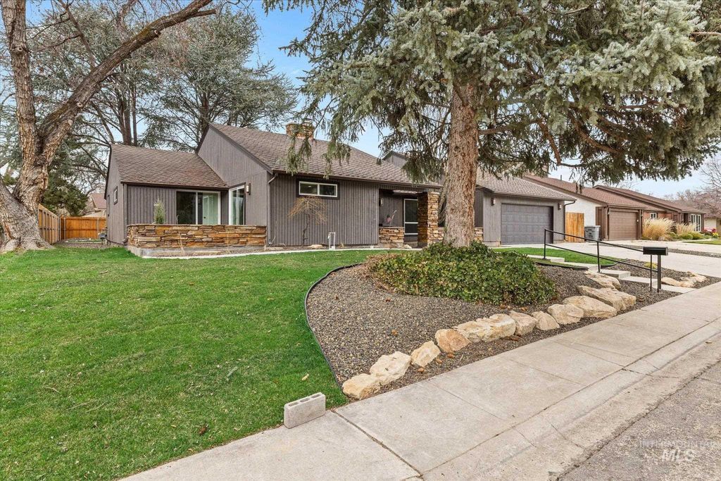 Photo of 10118 W Hickory Ct, Boise, ID 83704 (MLS # 98978357)