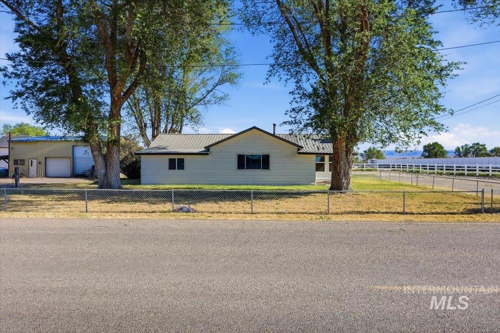Photo of 956 SE Hamilton Rd, Mountain Home, ID 83647 (MLS # 98986663)