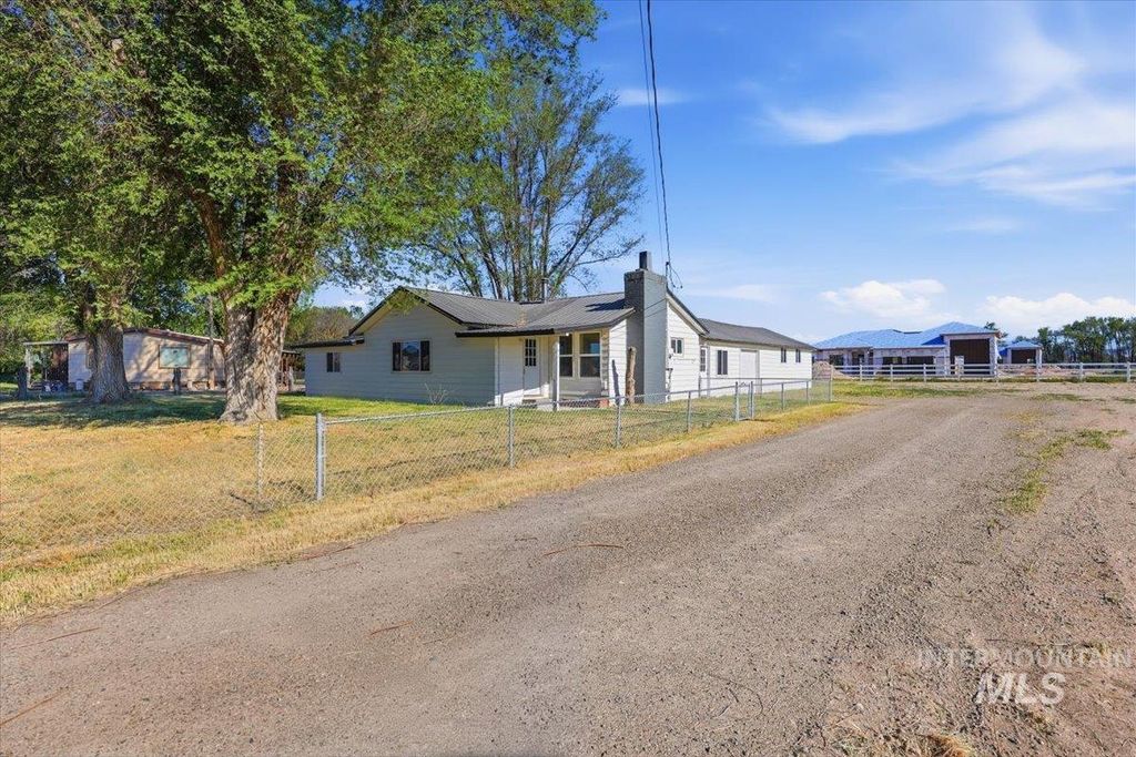 Photo of 956 SE Hamilton Rd, Mountain Home, ID 83647 (MLS # 98986663)