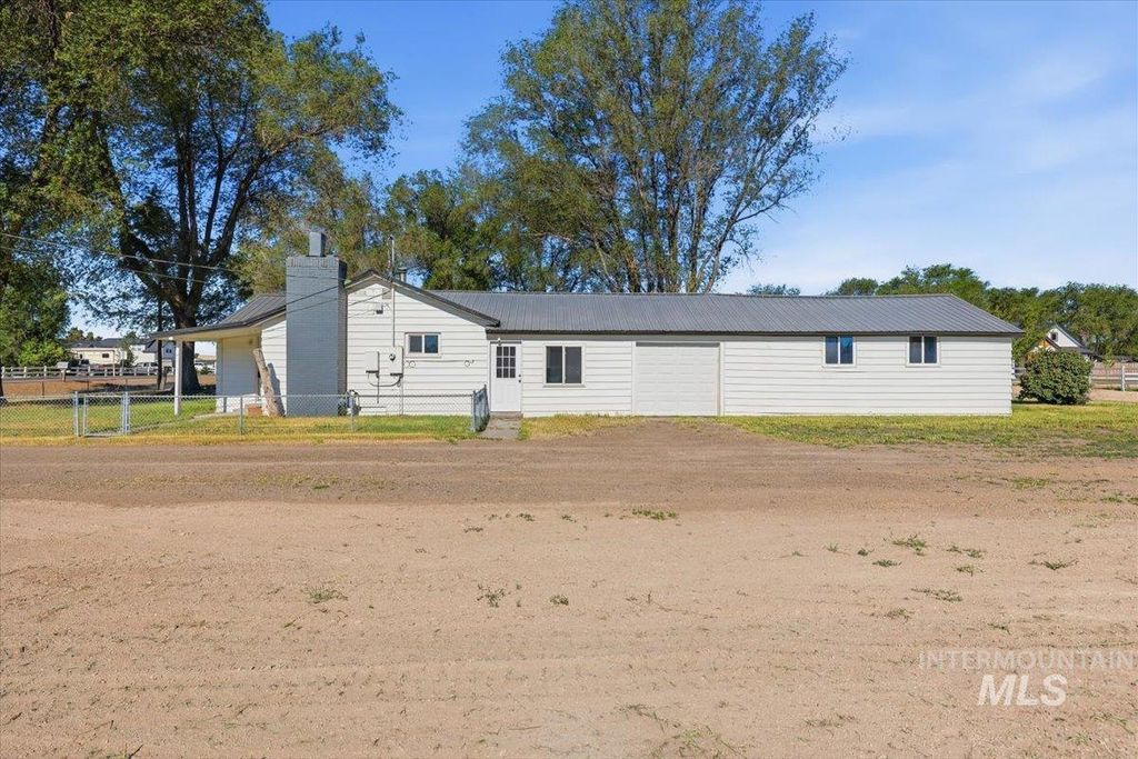 Photo of 956 SE Hamilton Rd, Mountain Home, ID 83647 (MLS # 98986663)