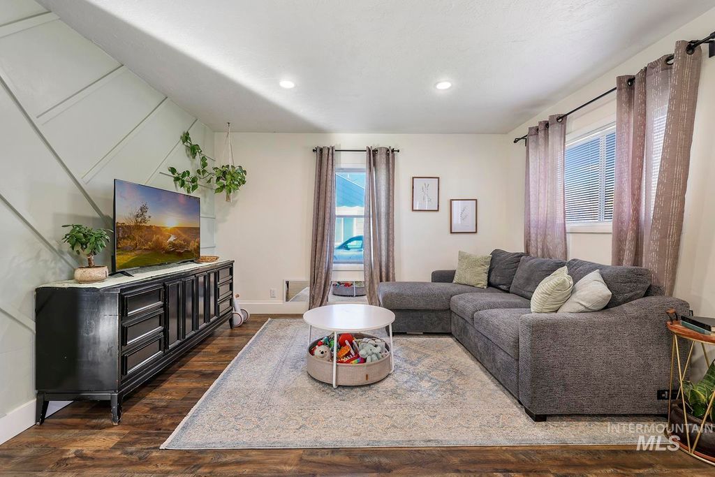 Photo of 812 Idaho Ave, Filer, ID 83328 (MLS # 98965749)