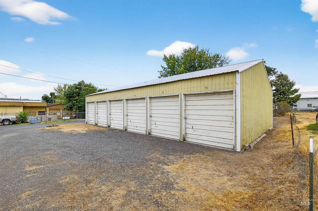Photo of 705 28th St N, Lewiston, ID 83501 (MLS # 98961928)