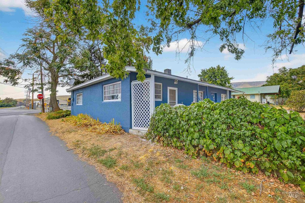 Photo of 705 28th St N, Lewiston, ID 83501 (MLS # 98961928)