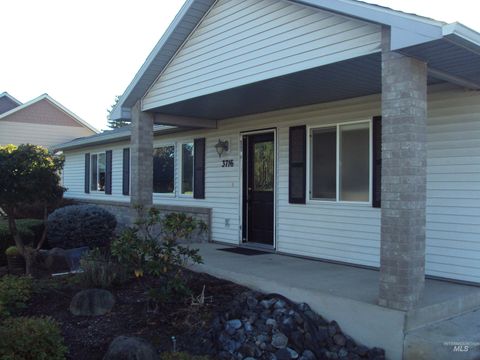 Photo of 3716 11th Street C, Lewiston, ID 83501 (MLS # 98963976)