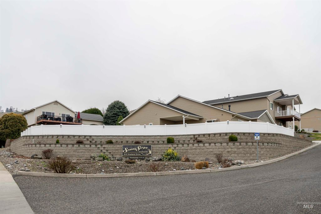 Photo of 910 Vineland Dr #6, Clarkston, WA 99403 (MLS # 98972632)