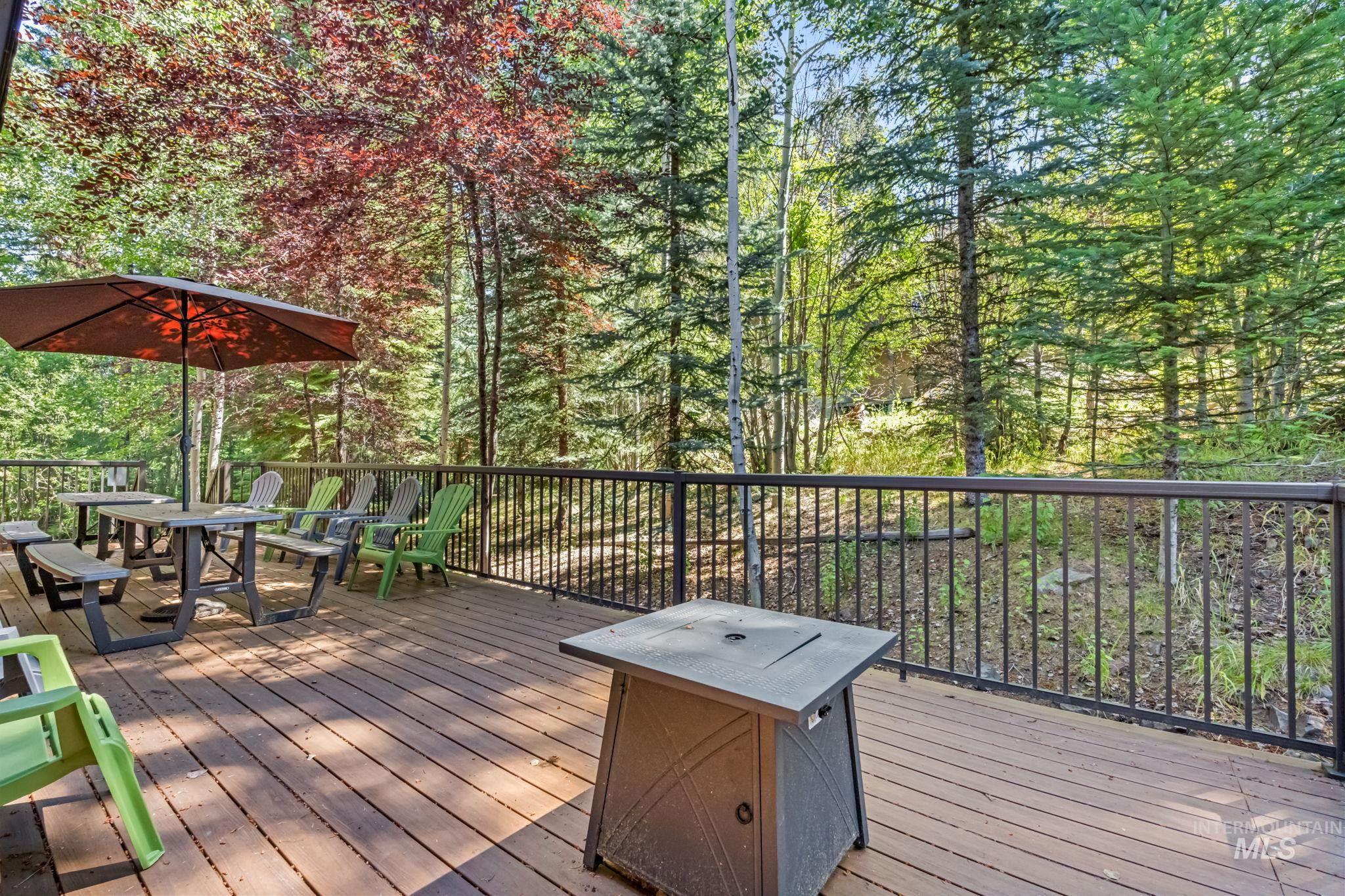 Deck with outdoor dining area