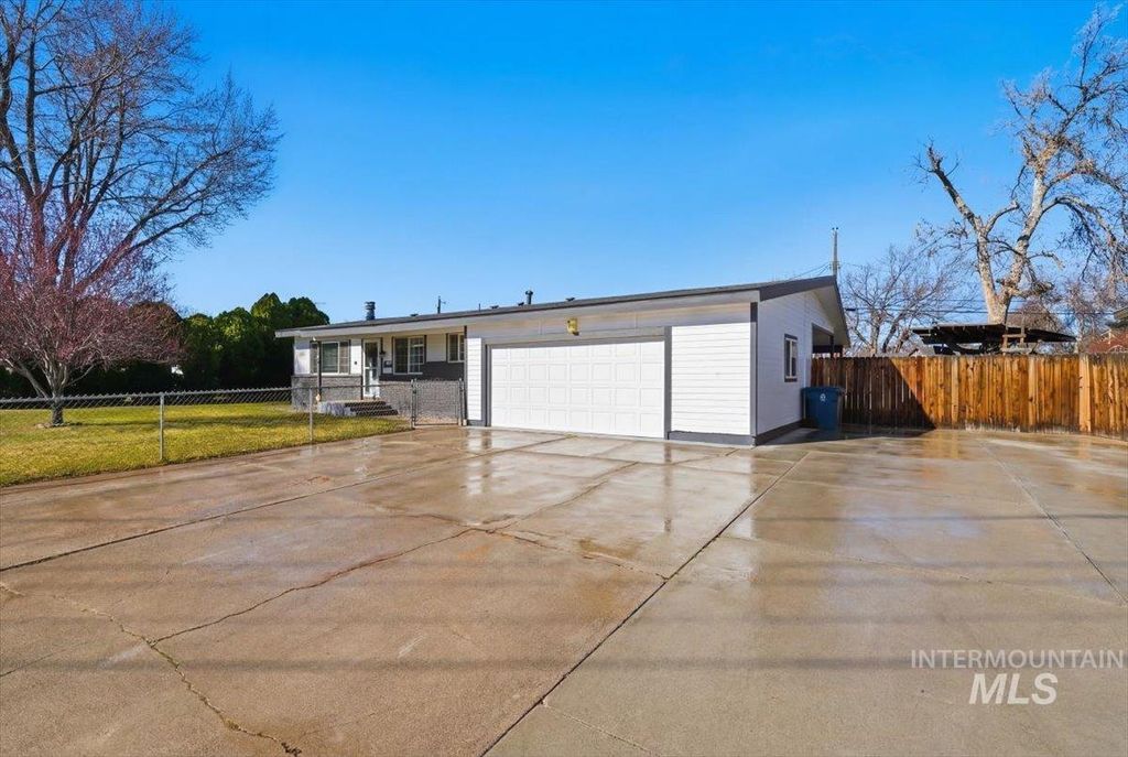 Photo of 550 Gridley Drive, Mountain Home, ID 83647 (MLS # 98978843)