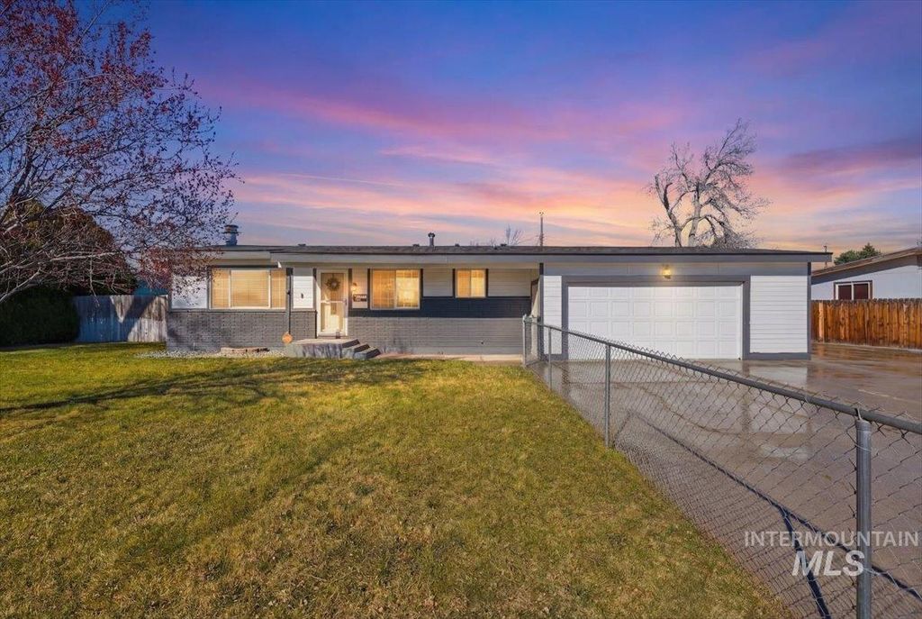 Photo of 550 Gridley Drive, Mountain Home, ID 83647 (MLS # 98978843)