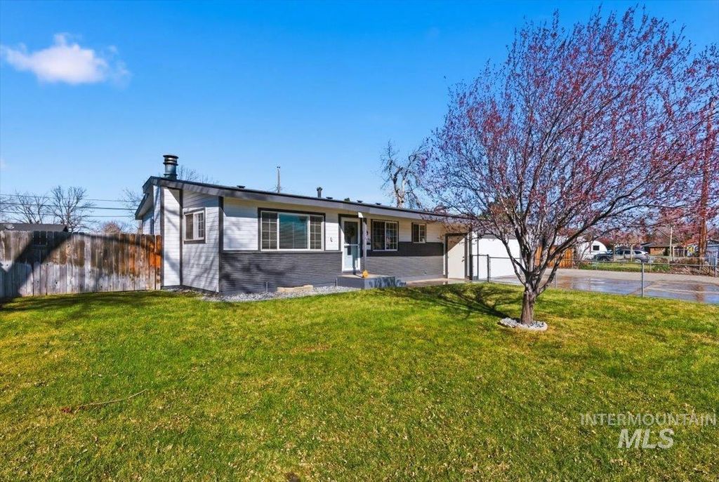 Photo of 550 Gridley Drive, Mountain Home, ID 83647 (MLS # 98978843)