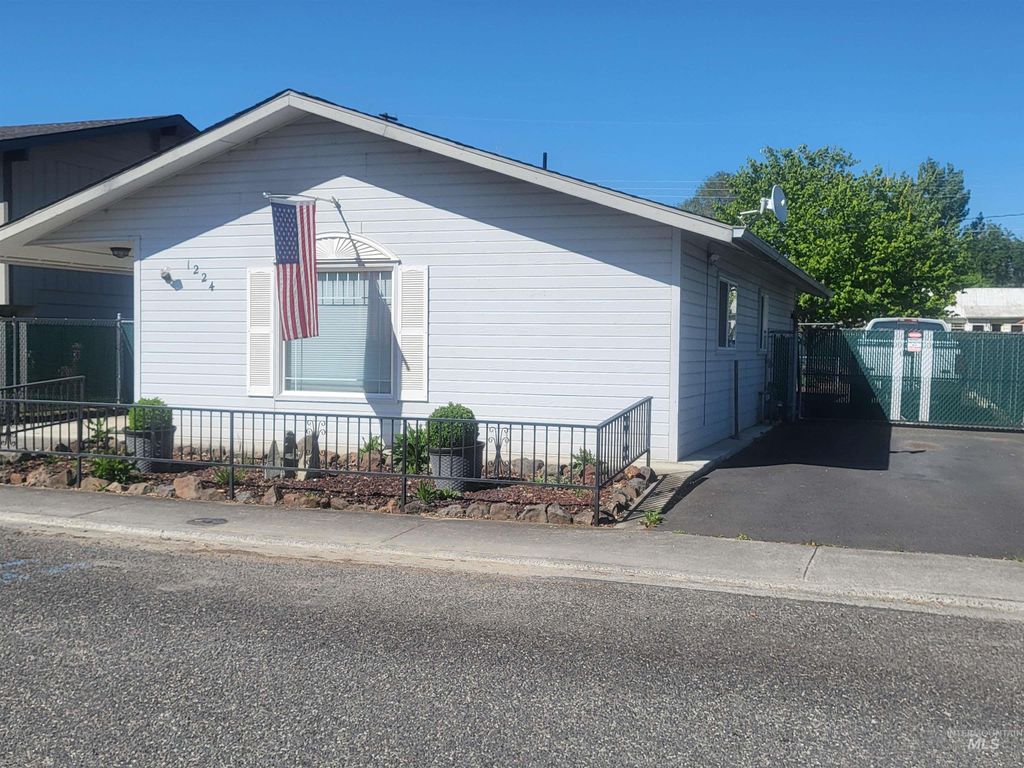 Photo of 1224 9th St, Clarkston, WA 99403 (MLS # 98983911)