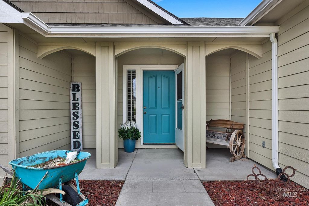 Photo of 1030 S Library Ave, Kuna, ID 83634 (MLS # 98977909)