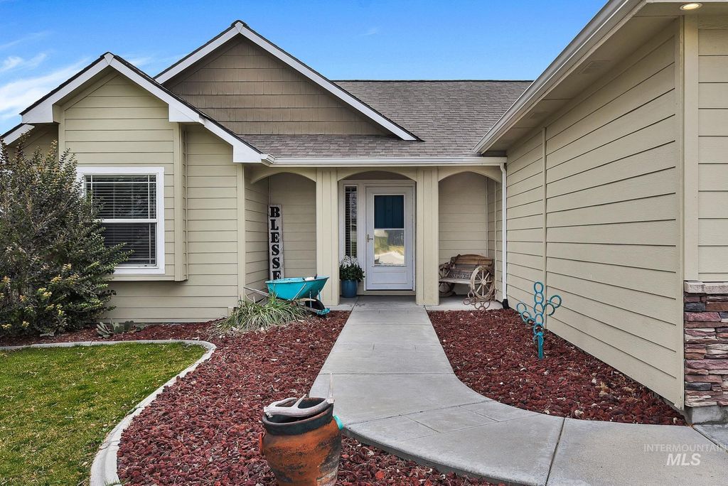 Photo of 1030 S Library Ave, Kuna, ID 83634 (MLS # 98977909)
