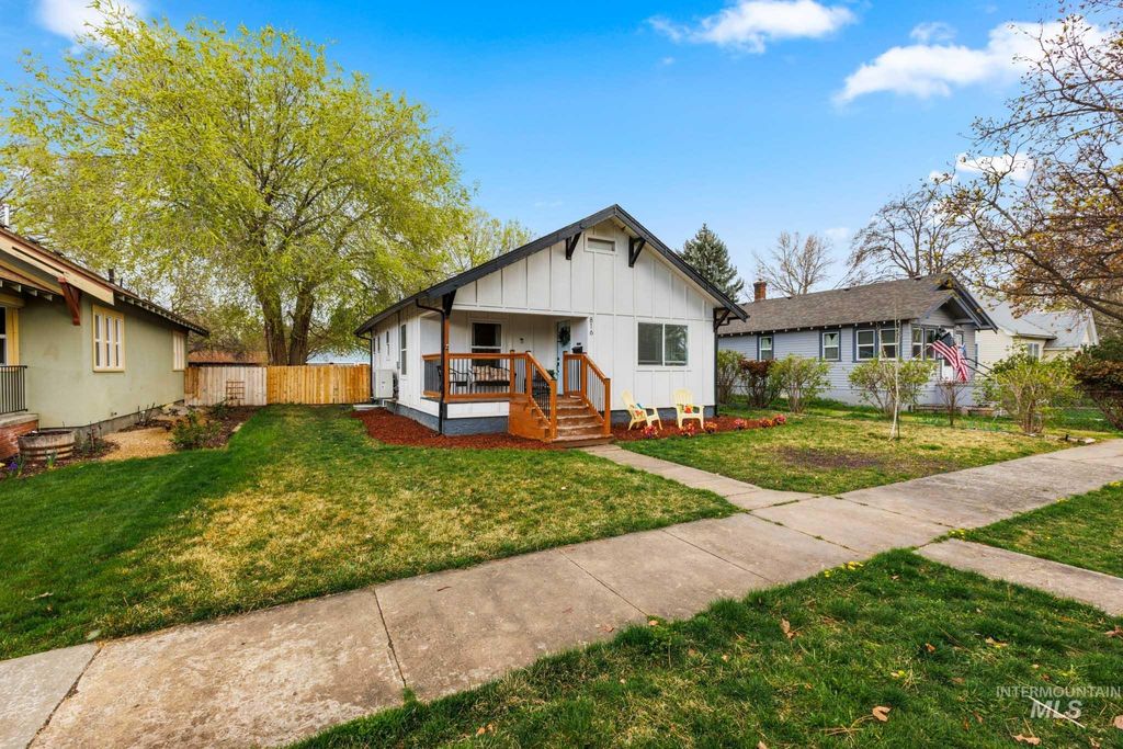 Photo of 816 S 8th Ave, Nampa, ID 83651 (MLS # 98981639)